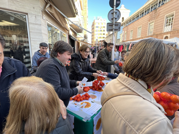 El Ayuntamiento reparte clementinas para nochevieja 2022