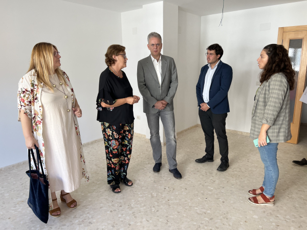 Héctor Illueca, y la alcaldesa de Burriana, Maria Josep safont, se han reunido para acordar el uso futuro de las 20 viviendas adquiridas recientemente por la Conselleria 