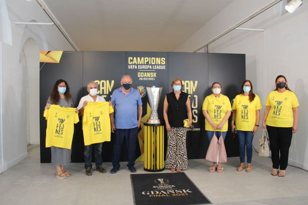 La copa de la UEFA del Villareal se expone en Burriana
